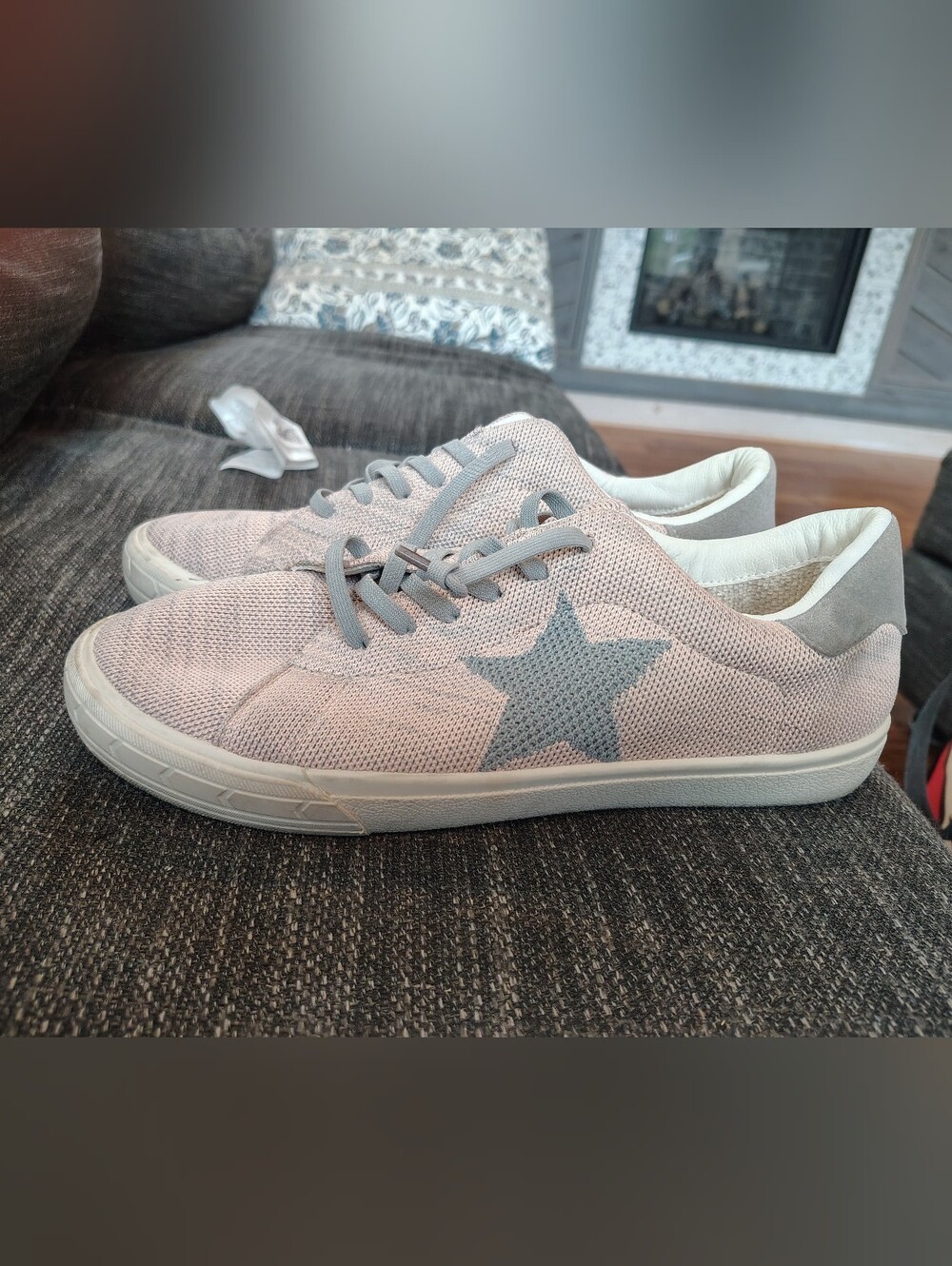 Women’s Vintage Havana Fly Knit Salmon Star Accent Lace-Up Sneakers Light Pink